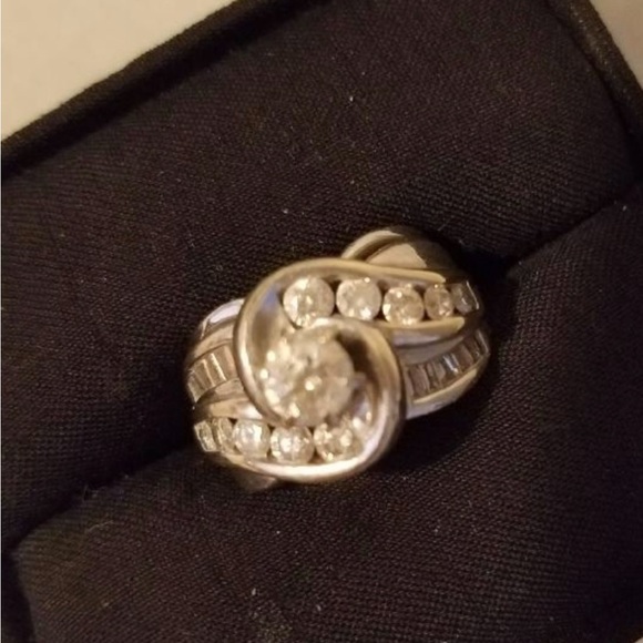 Lots of gold in this 14K Diamond Ring, size 5, from Helzberg Diamonds - Picture 4 of 8